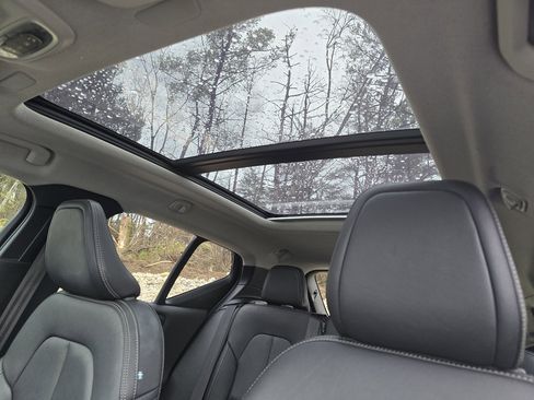 Used 2021 Volvo XC40 T5 Momentum w/ Premium Package image 12