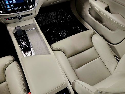 Used 2023 Volvo S60 B5 Ultimate w/ Climate Package image 16