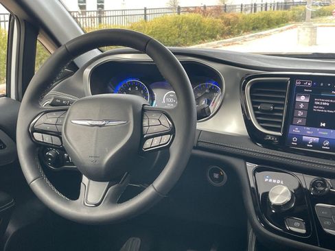 Used 2025 Chrysler Pacifica Limited image 41