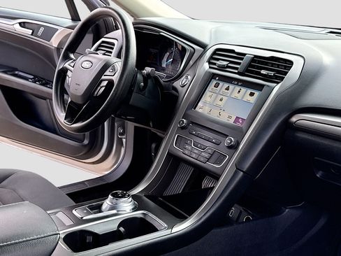 Used 2017 Ford Fusion SE w/ Fusion SE Technology Package FWD image 5