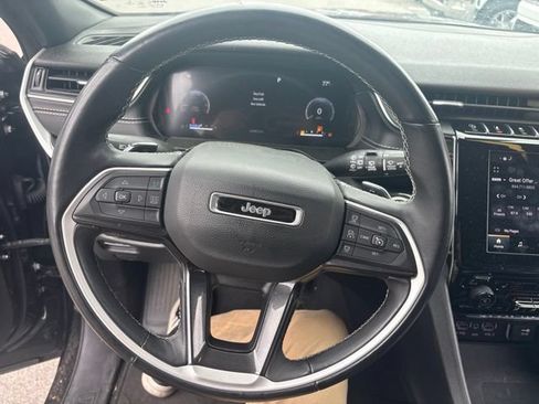 Used 2022 Jeep Grand Cherokee Altitude AWD/4WD image 28