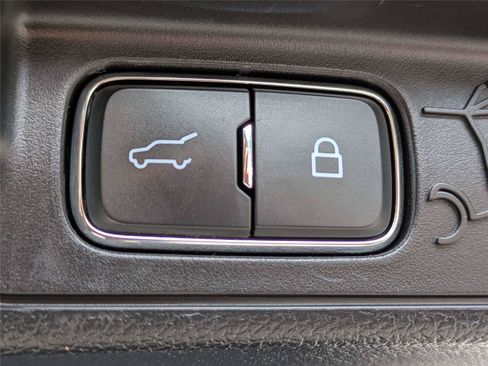 Used 2024 Ford Explorer XLT RWD image 16