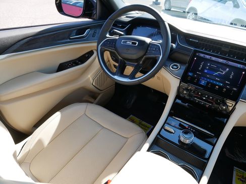 Used 2025 Jeep Grand Cherokee Limited w/ Luxury Tech Group II image 9