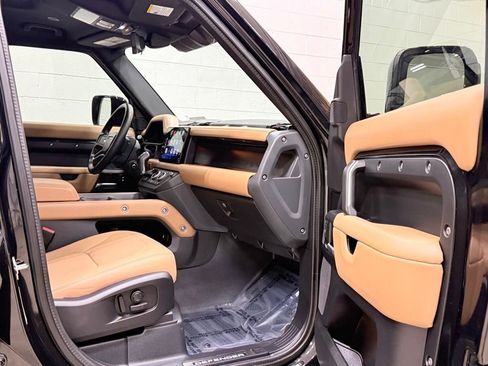 Used 2025 Land Rover Defender 110 X-Dynamic SE AWD/4WD image 46