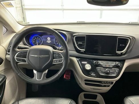 Used 2022 Chrysler Pacifica Touring-L FWD image 4