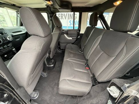 Used 2016 Jeep Wrangler Unlimited Sahara w/ Connectivity Group AWD/4WD image 8