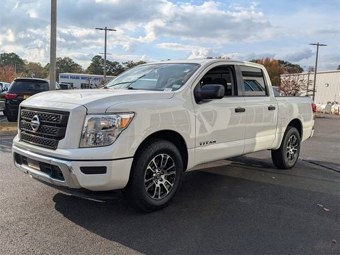 Used 2022 Nissan Titan SV image 8