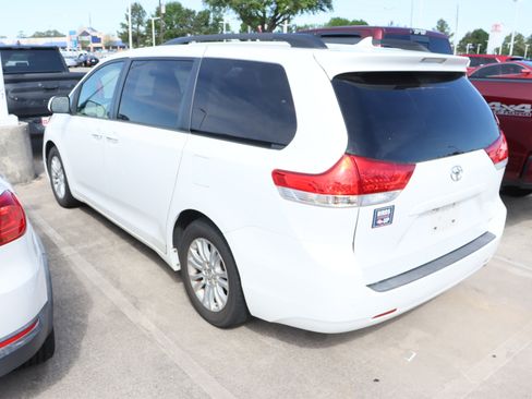 Used 2014 Toyota Sienna XLE w/ XLE Premium Package image 6