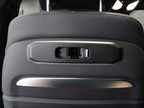 Used 2024 BMW X7 xDrive40i w/ Climate Comfort Package image 40