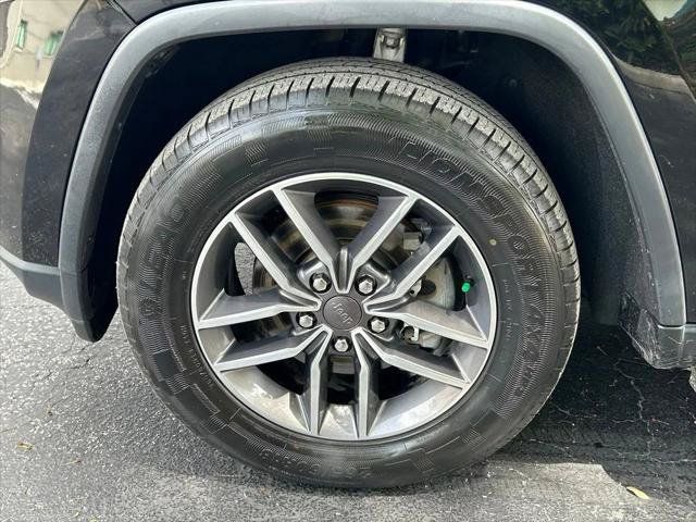 Certified 2019 Jeep Grand Cherokee Laredo w/ Laredo X Package RWD image 30
