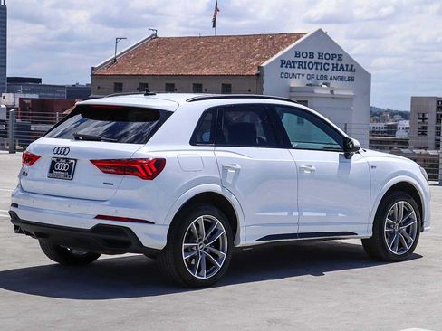Used 2025 Audi Q3 2.0T Premium w/ Convenience Package AWD/4WD image 4