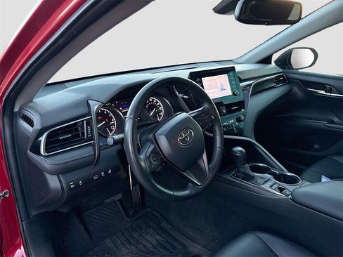 Used 2022 Toyota Camry SE image 9