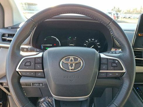 Certified 2024 Toyota Sienna XLE image 17