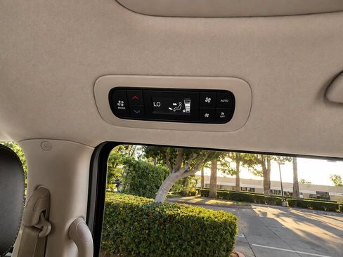 Used 2024 Chrysler Pacifica Touring-L FWD image 26