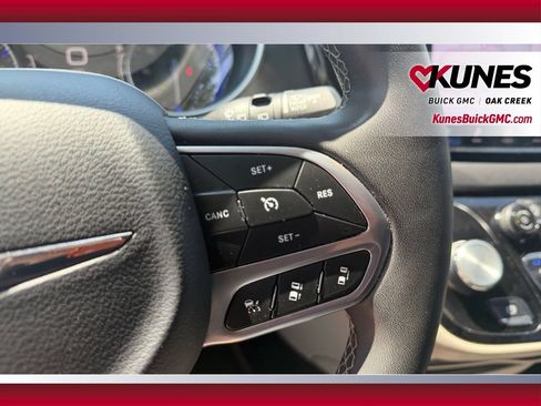 Used 2024 Chrysler Pacifica Touring-L FWD image 18
