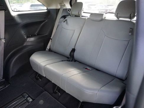 Used 2025 Toyota Sienna XLE FWD image 21