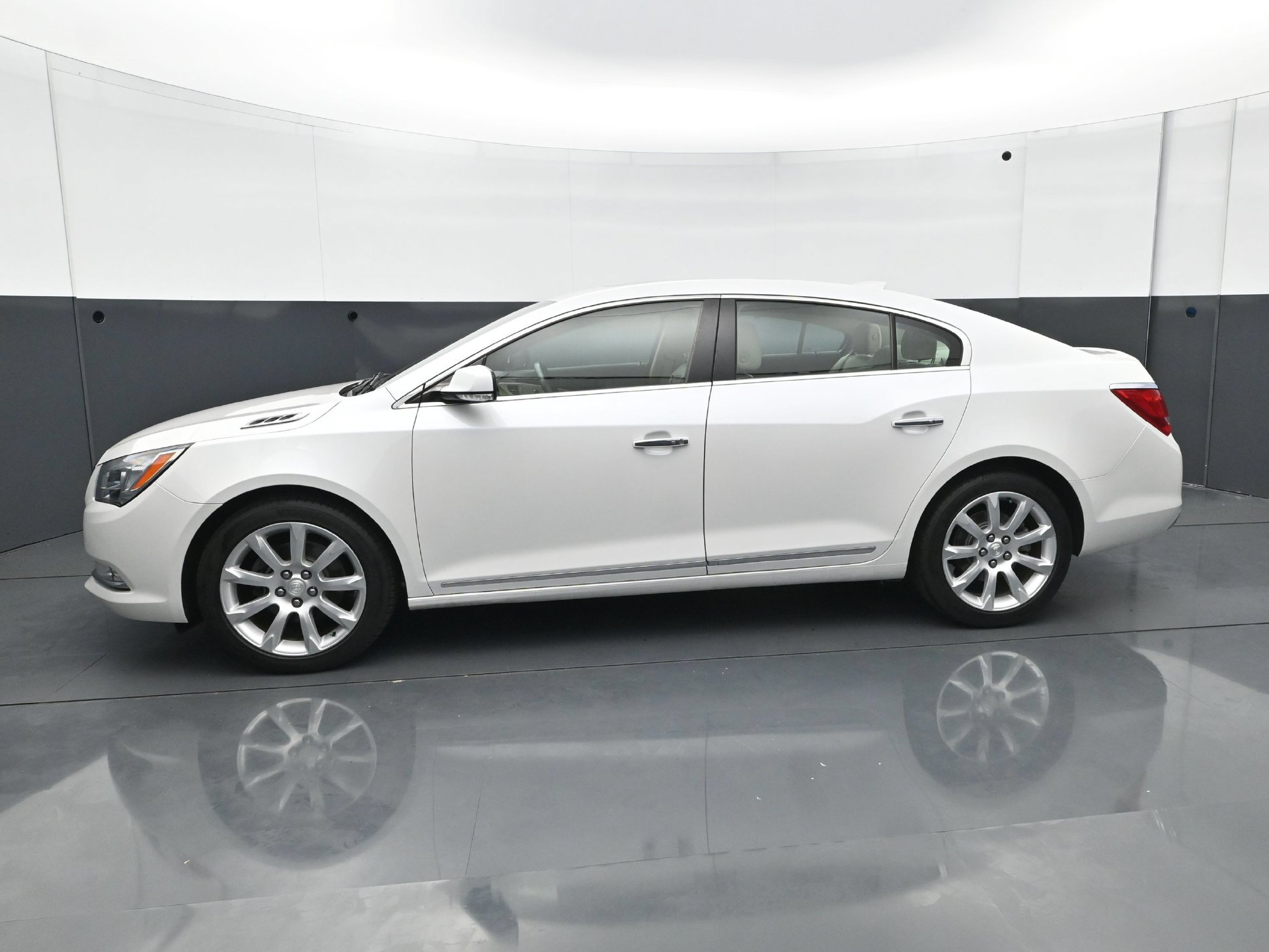 Used 2016 Buick LaCrosse Premium w/ Driver Confidence Package #1 FWD image 3