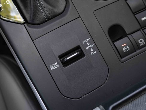 Used 2024 Toyota Highlander XLE FWD image 29