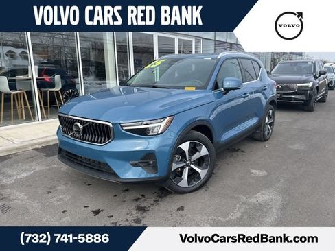 Used 2025 Volvo XC40 B5 Plus AWD/4WD image 1