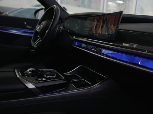 Used 2024 BMW 740i image 12