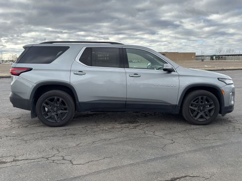 Used 2023 Chevrolet Traverse LT image 2