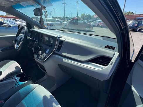 Used 2017 Toyota Sienna LE FWD image 13
