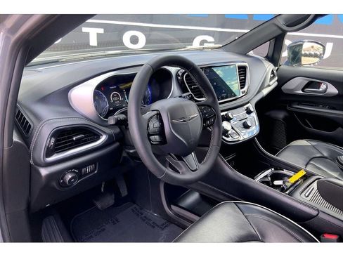 Used 2025 Chrysler Pacifica Limited FWD image 16