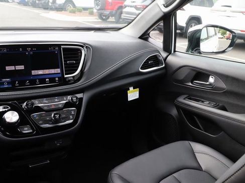 New 2026 Chrysler Pacifica Select FWD image 29