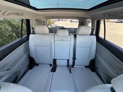 Used 2023 Volkswagen Tiguan SE w/ Panoramic Sunroof Package image 8