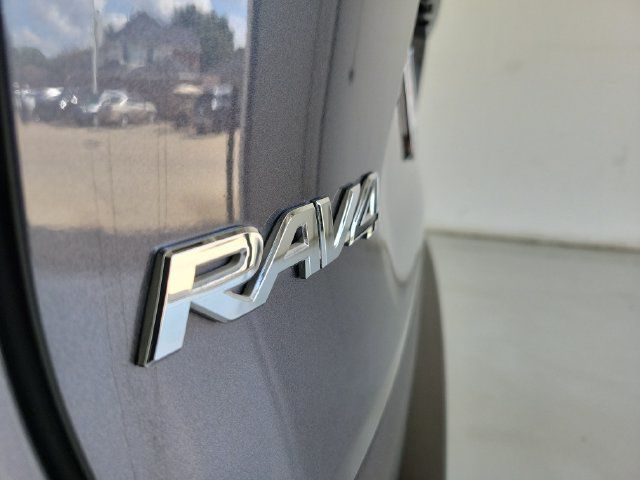 Used 2019 Toyota RAV4 XLE FWD image 9