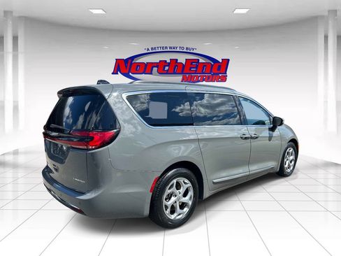 Used 2023 Chrysler Pacifica Limited FWD image 3
