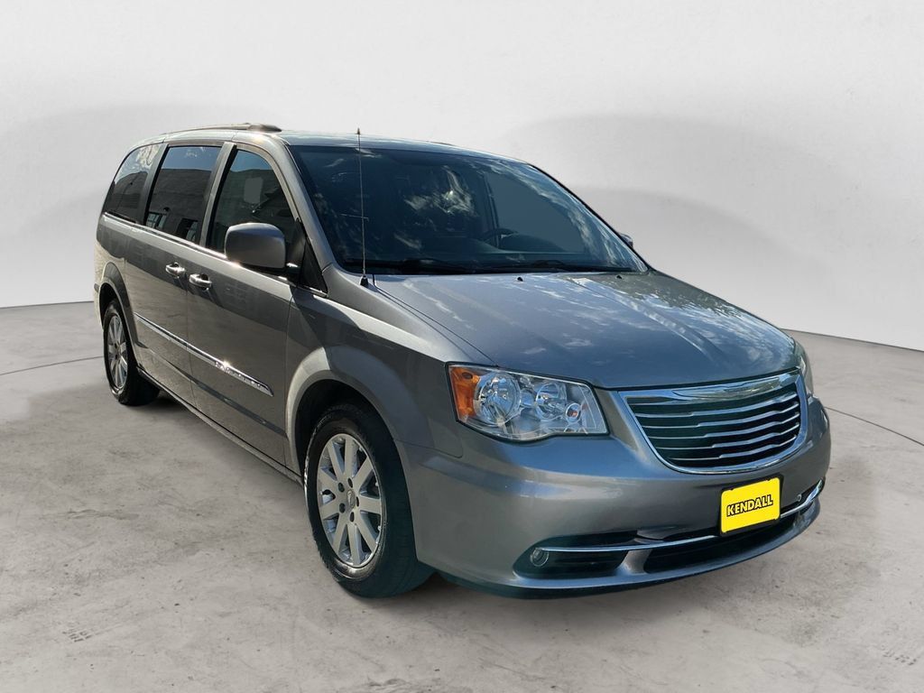 Used 2016 Chrysler Town & Country Touring FWD image 3