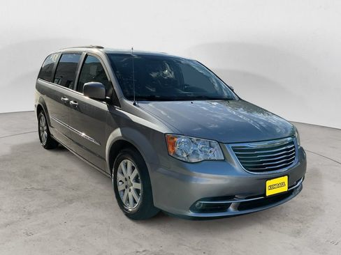 Used 2016 Chrysler Town & Country Touring FWD image 3