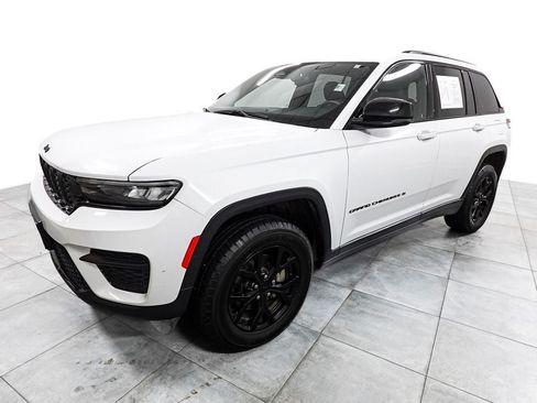 Used 2024 Jeep Grand Cherokee Altitude AWD/4WD image 4