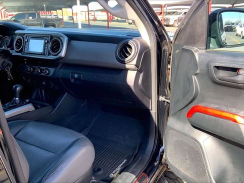 Used 2017 Toyota Tacoma SR5 w/ Tow Package image 19