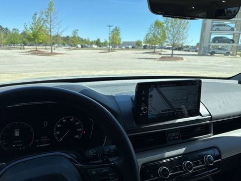 Used 2025 Honda Pilot Touring image 9