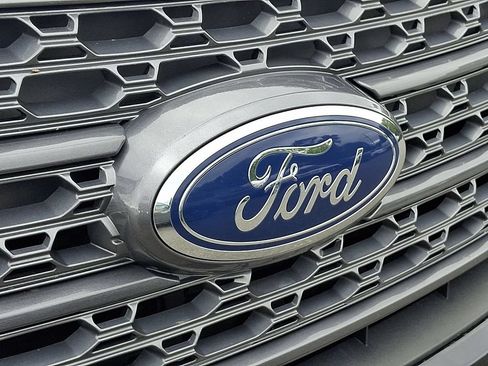 Used 2023 Ford Explorer XLT w/ Equipment Group 202A AWD/4WD image 4