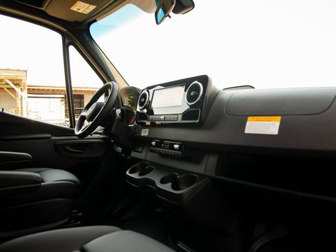 Used 2025 Mercedes-Benz Sprinter 2500 image 19