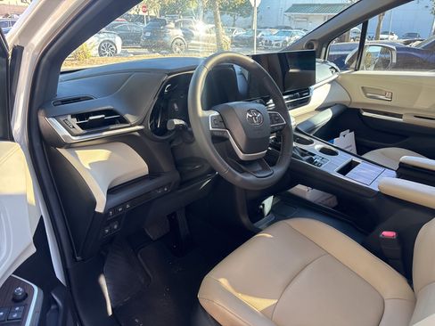 Used 2024 Toyota Sienna XLE image 6