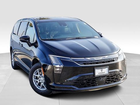 New 2027 Chrysler Pacifica Select FWD image 2