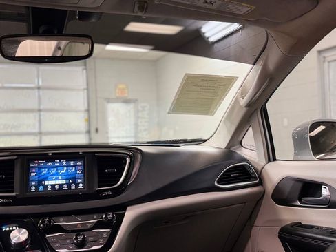 Used 2020 Chrysler Pacifica Touring-L FWD image 21