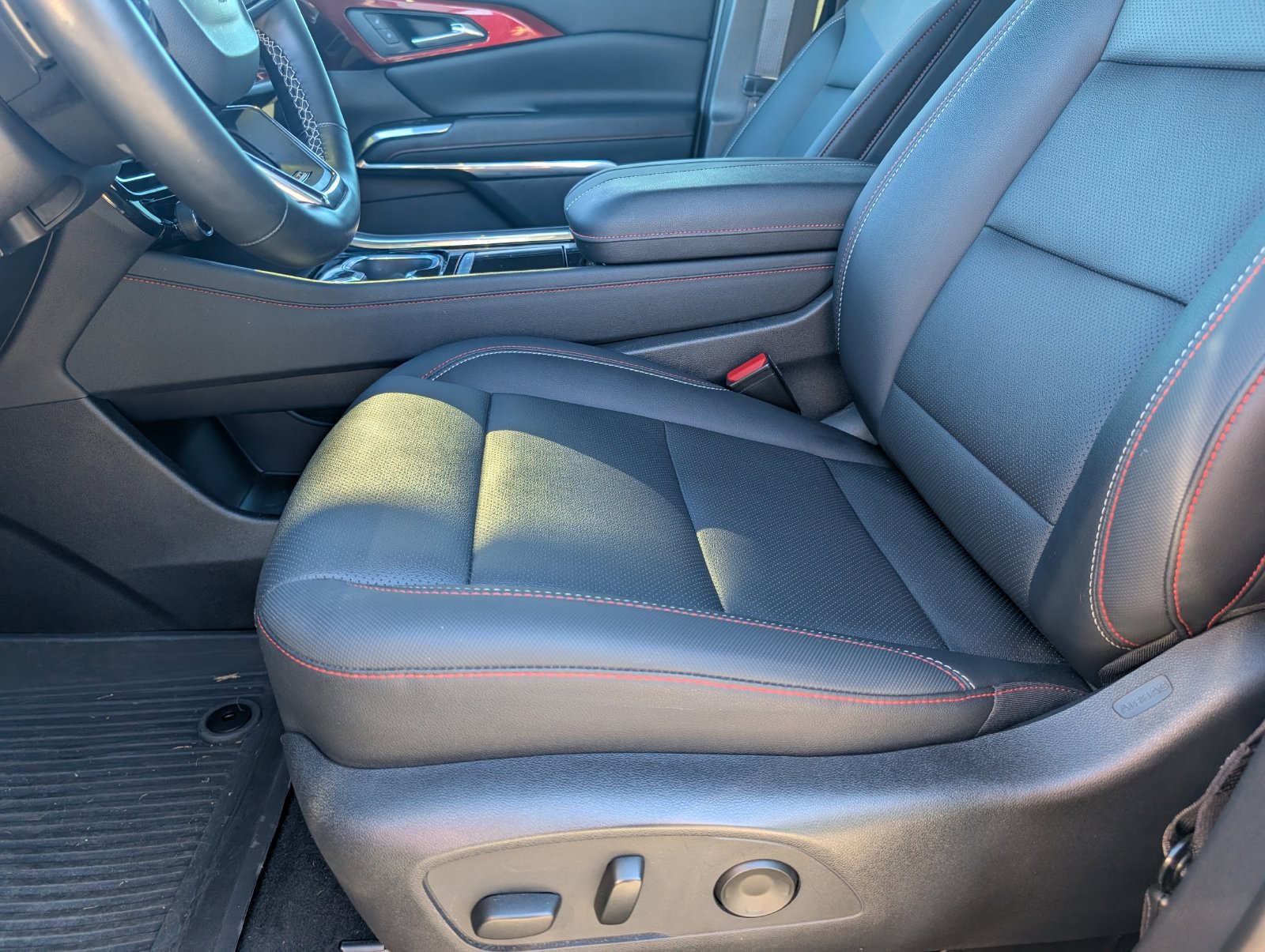 Used 2024 Chevrolet Traverse Z71 w/ LPO, Floor Liner Package AWD/4WD image 6