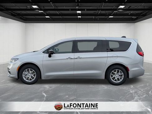 New 2026 Chrysler Pacifica Select image 2