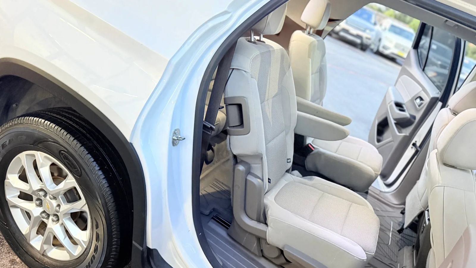Used 2020 Chevrolet Traverse LT FWD image 13