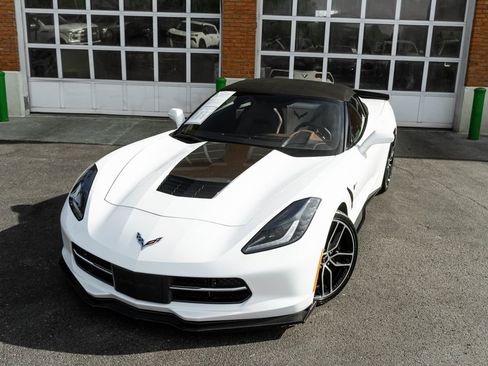 Used 2018 Chevrolet Corvette Stingray Convertible RWD image 2