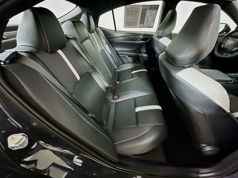 Used 2025 Toyota Camry SE image 11