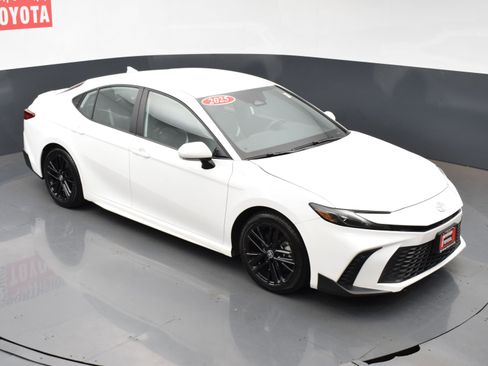 Used 2025 Toyota Camry SE w/ Convenience Package image 23
