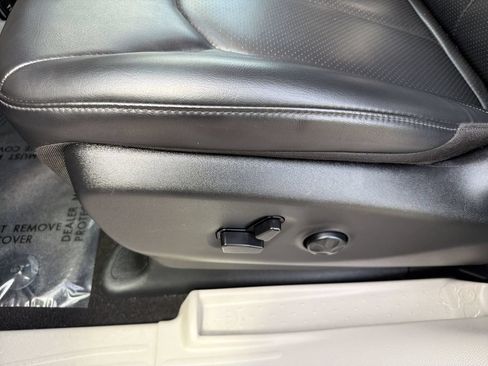 Used 2023 Chrysler Pacifica Touring-L FWD image 14