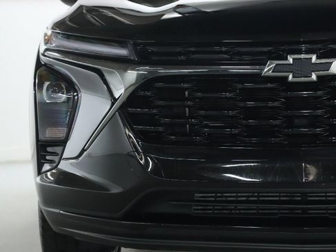 Used 2025 Chevrolet Trax RS w/ Sunroof Package FWD image 7