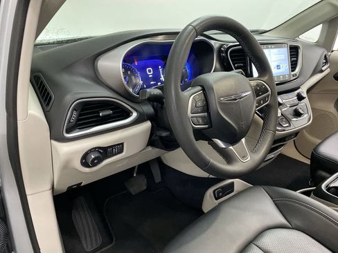 Used 2024 Chrysler Pacifica Touring-L image 2